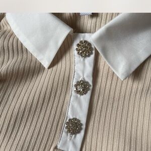 Cropped Beige Blouse with White Collar and Embellished Buttons